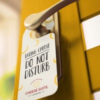 Hotel yang bernama The Cheese Suite ini sudah mulai dibuka dari tanggal 29 Januari hingga 6 Februari. Jika ingin menginap di hotel ini kamu tidak perlu membayar karena hotel ini gratis. Hanya kamu harus menyumbang untuk Princes Trust, salah satu badan amal yang bekerjasama dengan Cafe Rouge. Tertarik mencoba sensasi menginap di hotel keju ini? Foto: dok. Cafe Rouge