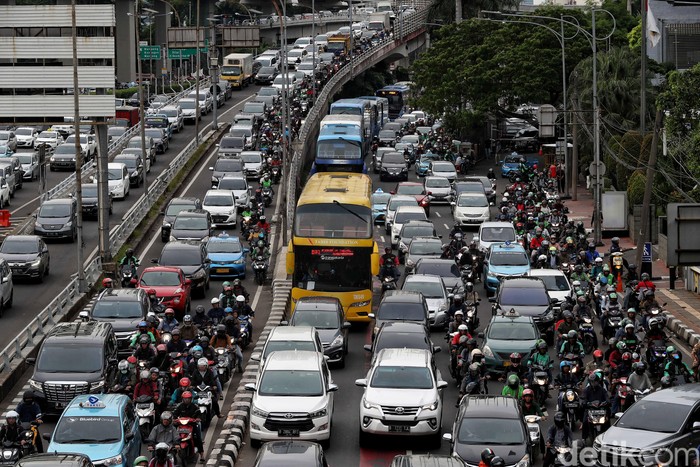 Kemacetan di Jakarta terparah ke-10 berdasarkan kondisi lalu lintas saat jam sibuk dari 416 kota dari 57 negara di dunia yang disurvei TomTom, 2019.