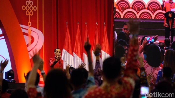 Presiden Jokowi menghadiri perayaan Imlek Nasional 2020 mengenakan changshan merah