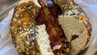 Bagi pencinta gurih, bagel isi daging ini pastilah jadi menu sarapan favorit. Dijamin bisa bikin kenyang seharian. Foto: Instagram restaurantesbsaires