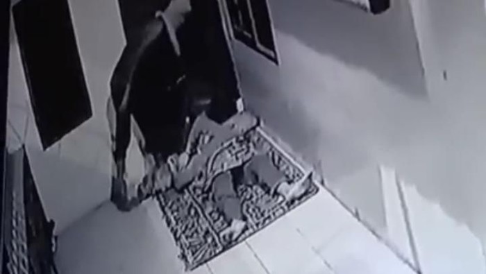 DOK. ISTIMEWA/ pencurian handphone milik warga yang sedang bermalam di samping kantor DPRD Sulsel