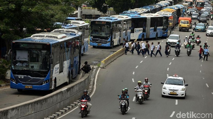 Demo buruh di kawasan Istana Negara membuat lalu lintas di area itu ditutup sementara. Penutupan itu membuat bus TransJakarta menumpuk di Halte Hayam Wuruk.