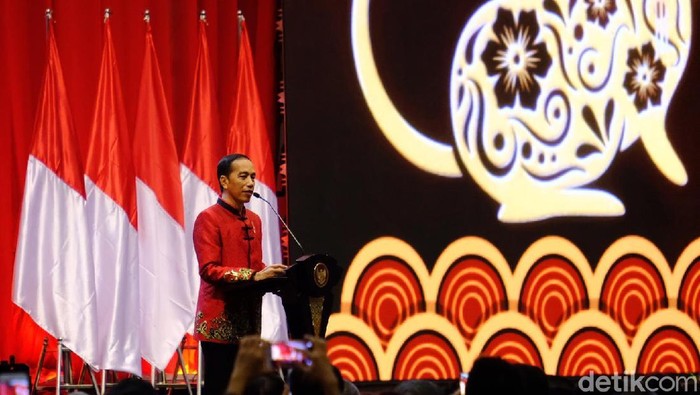 Presiden Joko Widodo (Jokowi) menghadiri perayaan Imlek Nasional tahun 2020 di ICE BSD City, Kamis (30/1). Jokowi hadir dengan mengenakan changshan.