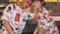 Pakai baju senada, begini nih gaya seru Karin dan Sabian saat ingin nongkrong dan makan bareng. Foto: Instagram awkarin
