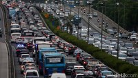Jakarta ke depan akan lebih bisa fokus menangani berbagai masalah yang terjadi secara bersama-sama dengan daerah penyangga, seperti banjir dan macet yang juga disumbang oleh daerah-daerah itu. Maka, antara Jakarta dan kota sekelilingnya harus didorong untuk membentuk badan usaha bersama, seperti untuk pelayanan transportasi di Jabodetabek. Rengga Sancaya/detikcom.