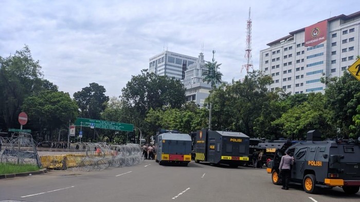 Polisi bersiaga di depan Istana Merdeka