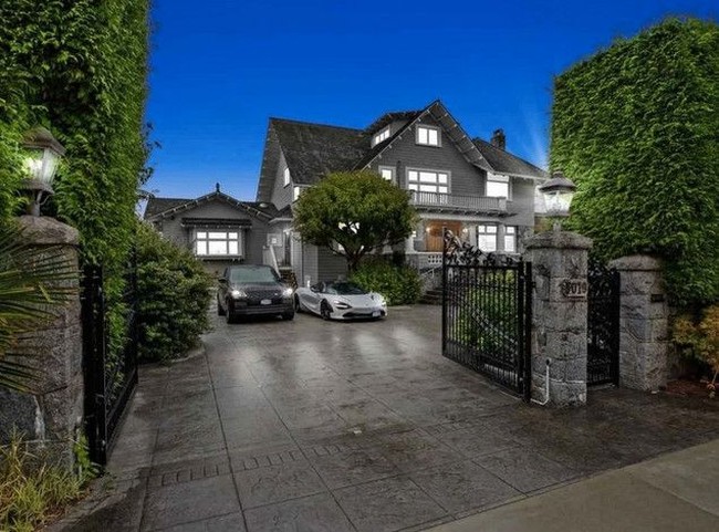 Sekeliling rumah memiliki pengamanan yang cukup baik. Selain bagian depan yang dilengkapi dengan pintu gerbang, ada juga tanaman pagar dan dinding pagar setinggi enam meter. Foto: Dok REW Real Estate