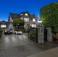 Sekeliling rumah memiliki pengamanan yang cukup baik. Selain bagian depan yang dilengkapi dengan pintu gerbang, ada juga tanaman pagar dan dinding pagar setinggi enam meter. Foto: Dok REW Real Estate