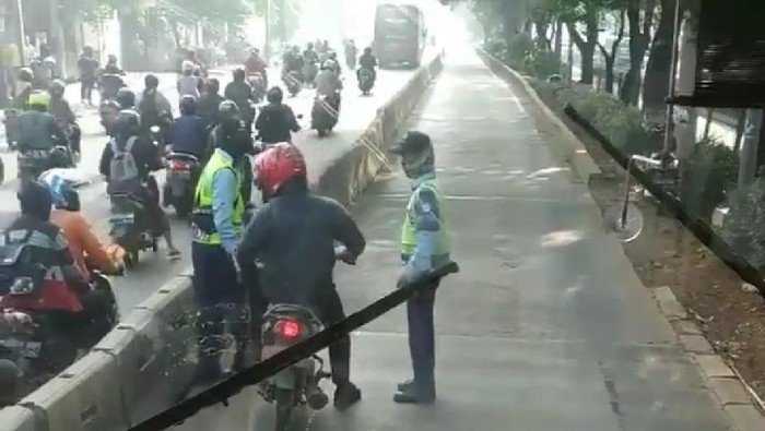 Pemotor masuk busway