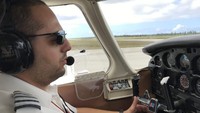 Kai Frenay, salah satu pilot Star Marianas Air, menceritakan menceritakan pengalaman yang mengerikan. Ia terbang selama 25 menit di atas saipan ketika salah satu penumpangnya mengendalikan pesawat (Foto: CNN)