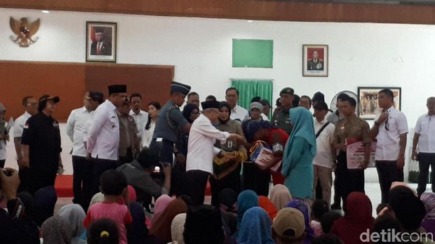 Bertemu Pengungsi Banjir Bandang di Banten, Ma'ruf Sampaikan Salam Jokowi