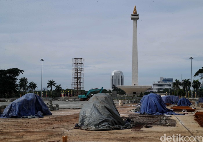 Proyek revitalisasi Monas sudah dihentikan untuk sementara waktu. Namun, polemik soal revitalisasi itu masih terus bergulir.