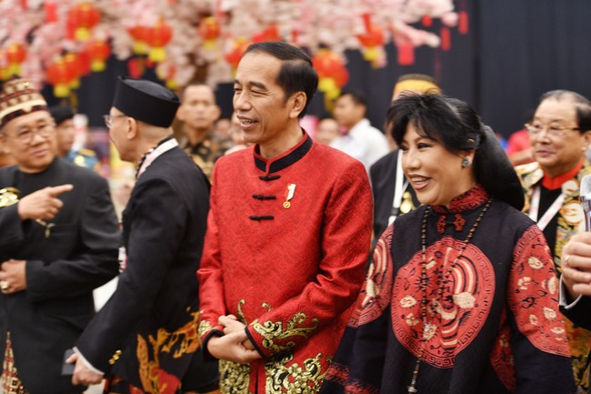 Saya begitu menyukai baju yang saya kenakan saat ini, kata Presiden Jokowi, memuji baju cheongsam merah dengan list hitam di bagian kerah dan hem serta aksen bordir warna emas. Foto: Dok. Anne Avantie