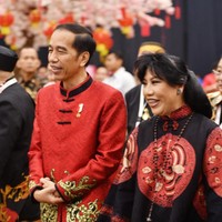 Saya begitu menyukai baju yang saya kenakan saat ini, kata Presiden Jokowi, memuji baju cheongsam merah dengan list hitam di bagian kerah dan hem serta aksen bordir warna emas. Foto: Dok. Anne Avantie