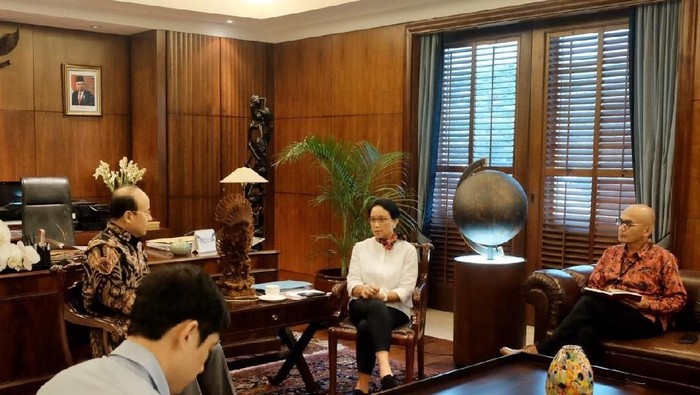Menteri Luar Negeri (Menlu) Retno LP Marsudi bertemu dengan Duta Besar (Dubes) China untuk Indonesia, Xiao Qian.