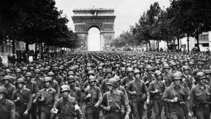 Pasukan Divisi Infanteri ke-28 berbaris di kotas Paris, Prancis (AP)