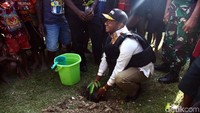 Yan Permenas Mandenas juga melakukan penanaman pohon durian di Desa Tingginambut, Kabupaten Puncak Jaya.