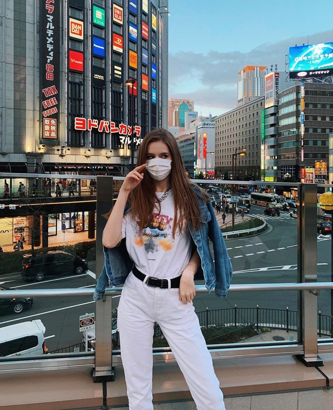 Model Sonya Buchik menjadi selebgram berikutnya yang bergaya #ootd memakai masker saat berada di Osaka, Jepang. Dia juga menggunakan hashtag #coronavirus. Penampilan para selebgram memakai hashtag #coronavirus dan bergaya memakai masker ini banyak mendapat kritikan netizen karena dianggap tidak sensitif. Aksi mereka dituding hanya demi eksistensi dan ingin viral. Foto: Instagram