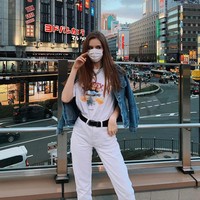 Model Sonya Buchik menjadi selebgram berikutnya yang bergaya #ootd memakai masker saat berada di Osaka, Jepang. Dia juga menggunakan hashtag #coronavirus. Penampilan para selebgram memakai hashtag #coronavirus dan bergaya memakai masker ini banyak mendapat kritikan netizen karena dianggap tidak sensitif. Aksi mereka dituding hanya demi eksistensi dan ingin viral. Foto: Instagram