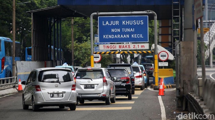 Kendaraan melintasi tol dalam kota di Jalan Gatot Subroto, Jakarta, Jumat (31/1/2020). Mulai 1 Februari 2020, tarif Tol Dalam Kota akan mengalami kenaikan. Kenaikan tarif berlaku untuk kendaraan golongan I menjadi Rp 10.000.