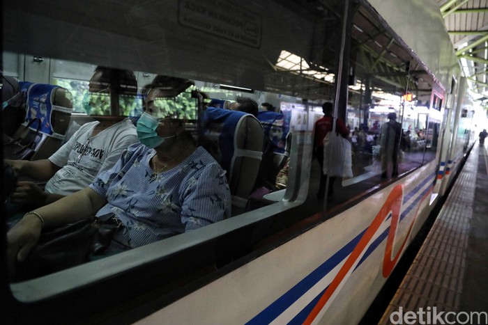PT KAI Daop 1 Jakarta gelar sosialisasi dan bagi-bagi masker guna mencegah virus corona di Stasiun Gambir. Pengunjung juga dapat periksa kesehatan di stasiun.