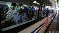 PT KAI Daop 1 Jakarta membagikan masker kepada para pengunjung di Stasiun Gambir, Jakarta, Jumat (31/1/2020).
