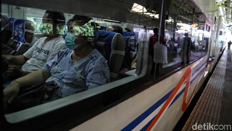 PT KAI Bagi-bagi Masker Cegah Virus Corona di Gambir PT KAI Daop 1 Jakarta gelar sosialisasi dan bagi-bagi masker guna mencegah virus corona di Stasiun Gambir. Pengunjung juga dapat periksa kesehatan di stasiun.