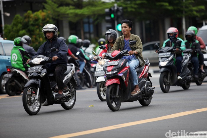Direktorat Lalu Lintas Polda Metro Jaya menerapkan tilang elektronik atau E-TLE bagi pengendara sepeda motor di Jalan Sudirman-MH Thamrin, Jakpus. Tilang elektronik diberlakukan pada 1 Februari 2020.
