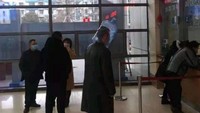  Sebuah galon pun tak luput dari perhatian warga China. Pria satu ini nekat menaruh galon di kepalanya agar terlindung dari virus corona. Meskipun tidak nyaman, tapi ia tetap melakukannya Foto: istimewa