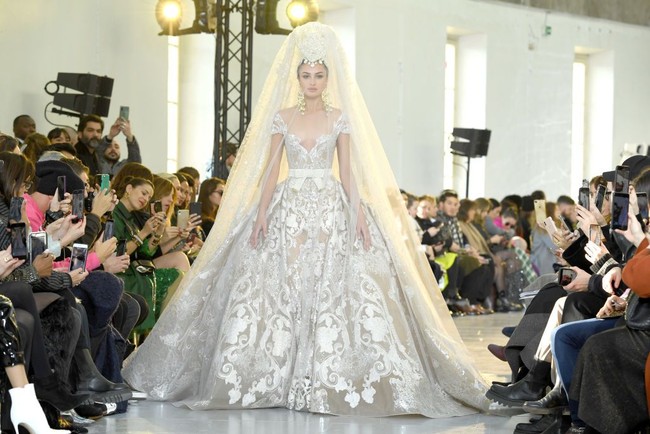 Desainer Elie Saab menampilkan koleksi gaun pengantin di Paris Fashion Week Couture Spring 2020, Prancis. [Photo by Pascal Le Segretain/Getty Images].