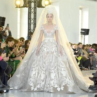 Desainer Elie Saab menampilkan koleksi gaun pengantin di Paris Fashion Week Couture Spring 2020, Prancis. [Photo by Pascal Le Segretain/Getty Images].