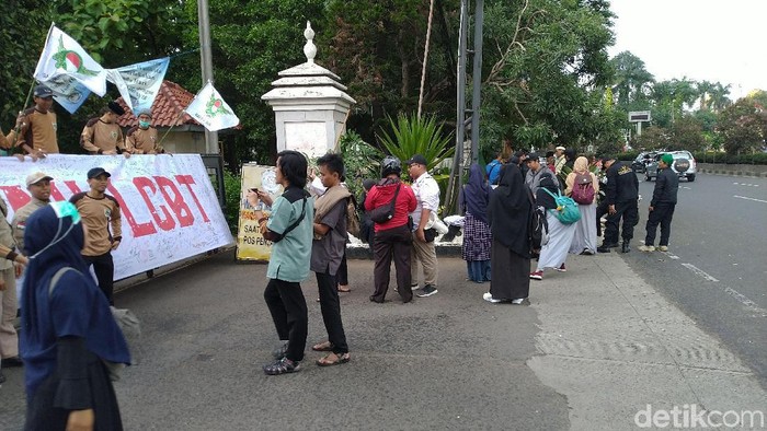 Massa aksi tolak LGBT di Depok membubarkan diri.