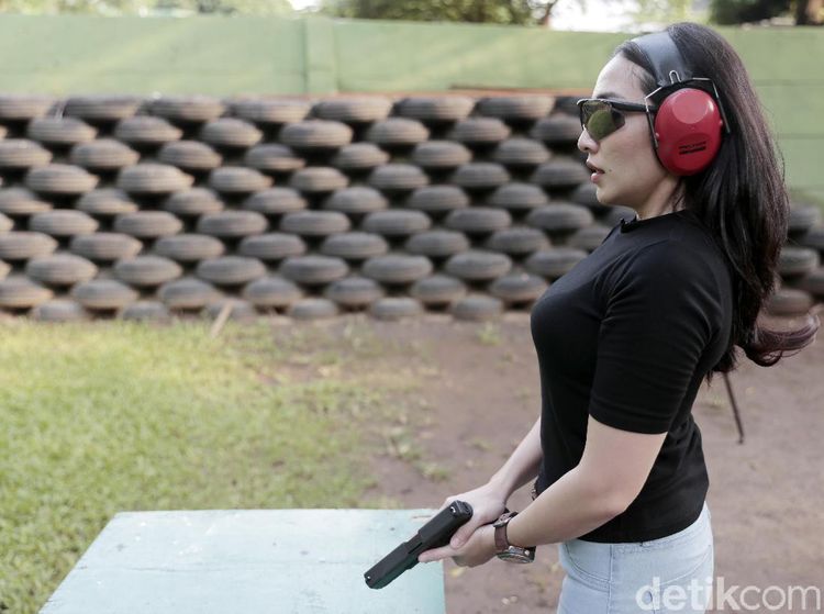 Dor! Mau Ditembak Manda Cello?
