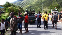Para prajurit TNI juga menyapa warga di sela-sela patroli pengamanan.