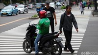 Aksi tak tertib dengan berhenti di zebra cross ini akan mengganggu penyeberang jalan.