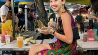 Dasom juga doyan durian ternyata. Ia tampak asyik menikmati durian di sebuah warung tenda. Coba Dasom datang ke Indonesia, ada banyak durian enak di sini. Foto: instagram @som0506