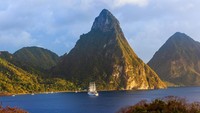 Piton adalah dua puncak yang berada di Saint Lucia, negara yang berada di Kariba. Puncak yang satu bernama Gros Piton dengan ketinggian 798,25 meter dan Petit Piton setinggi 743 meter. Dua gunung ini dihubungkan punggung gunung yang disebut Piton Mitan. (iStock)