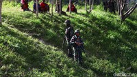 Penjagaan juga dilakukan di atas bukit.