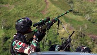 Anggota TNI selalu siap siaga untuk menjaga keamanan di Desa Tingginambut, Puncak Jaya, Papua.