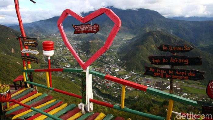Kabupaten Puncak Jaya merupakan salah satu kabupaten di Papua yang berada di wilayah perbukitan dan gunung.