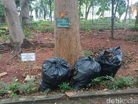 Masih ditemukan plastik sampah yang belum dibuang di beberapa titik.