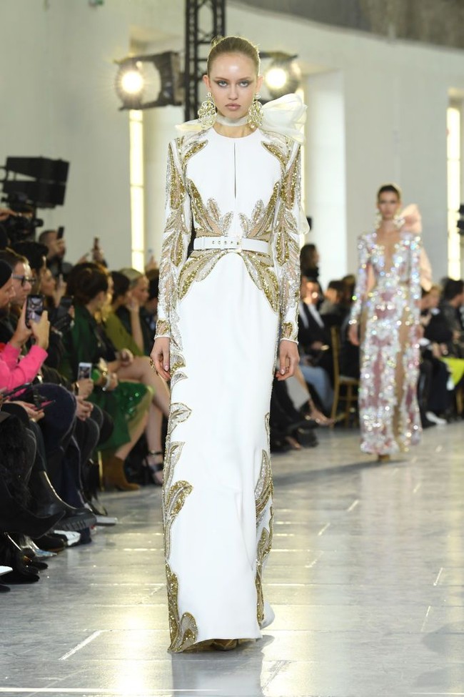 Desainer Elie Saab menampilkan koleksi gaun pengantin di Paris Fashion Week Couture Spring 2020, Prancis. [Photo by Pascal Le Segretain/Getty Images].