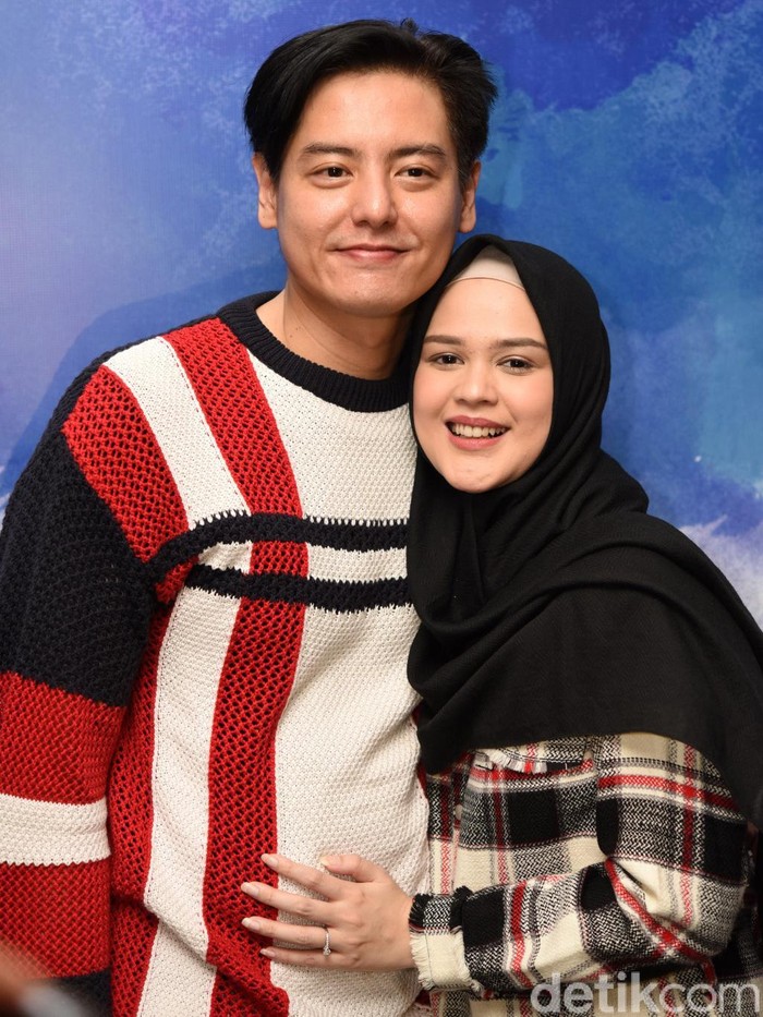 Roger Danuarta dan Cut Meyriska Roger Danuarta dan Cut Meyriska saat ditemui di kawasan Warung Buncit.