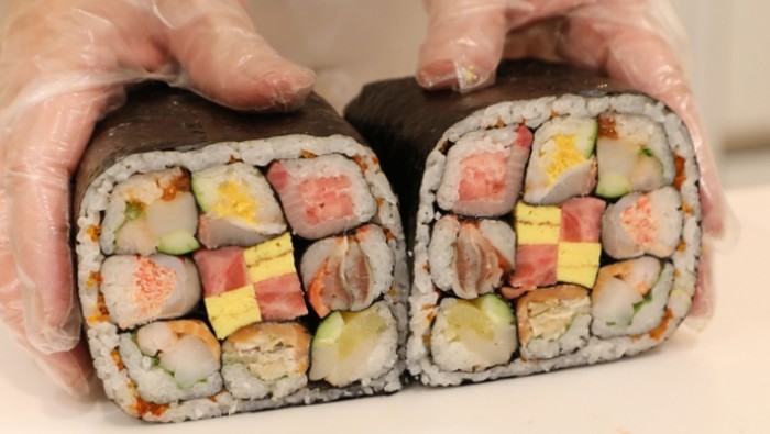 Sushi Roll Keberuntungan Ukurannya Jumbo Dengan Isian 9 Sushi Roll Mini