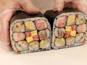 Sushi Roll Keberuntungan, Ukurannya Jumbo dengan Isian 9 Sushi Roll Mini!