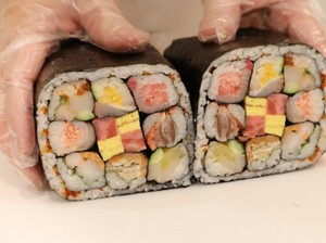 Sushi Roll Keberuntungan, Ukurannya Jumbo dengan Isian 9 Sushi Roll Mini!