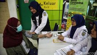 Tak hanya menggelar sosialisasi dan membagikan masker gratis, PT KAI juga menyediakan posko layanan kesehatan bagi para pengunjung yang hendak memeriksakan kesehatan mereka sebelum berpergian dari Stasiun Gambir.
