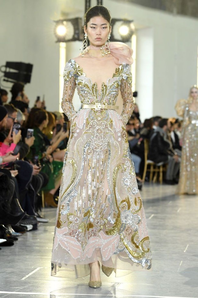 Desainer Elie Saab menampilkan koleksi gaun pengantin di Paris Fashion Week Couture Spring 2020, Prancis. [Photo by Pascal Le Segretain/Getty Images].