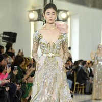Desainer Elie Saab menampilkan koleksi gaun pengantin di Paris Fashion Week Couture Spring 2020, Prancis. [Photo by Pascal Le Segretain/Getty Images].