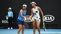 Priska Madelyn Nugroho bertanding dalam laga final ganda putri Australia Terbuka pada Jumat (31/1/2020) sore WIB. Berpasangan dengan Alexandra Eala dari Filipina (Morgan Hancock/Getty Images)